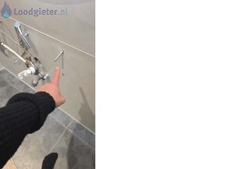 Loodgieter Afvoer verleggen Leidingwerk aanpassen voor badmeubel.