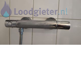 Loodgieter Lekkende thermostaatkraan Lekkage van de thermostaatkraan van de douche.