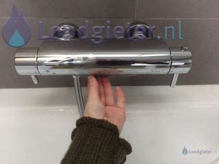 Loodgieter Badkraan De bad mengkraan in de badkamer lekt.