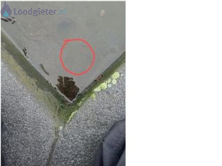 Loodgieter Regenpijp verstopt Verstopping van hemelwaterafover op het dak.