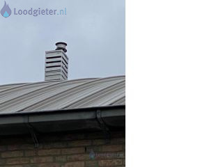 Loodgieter Dak onderhoud De kap van de schoorsteen is afgebroken/